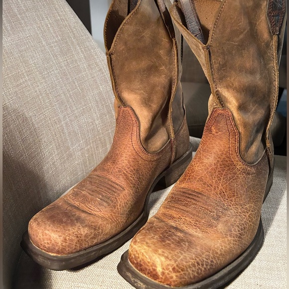 ariat cowboy boots, men size 9, worn a few time still in good condition - Picture 2 of 3